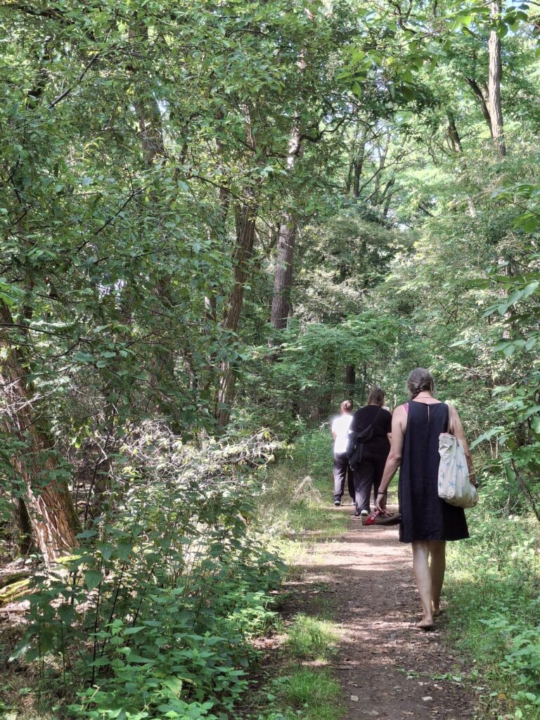 Waldbaden in der Gruppe in Rangsdorf (bei Berlin). EIne Frau läuft Barfuß. Erste Übung: bei sich selbst ankommen.